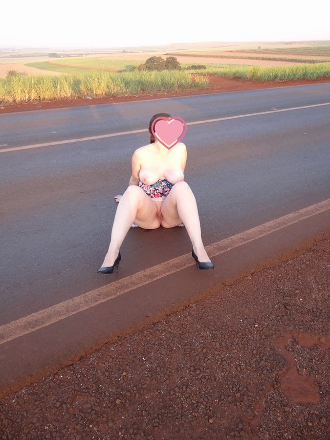 Esposa Branquinha Exibicionista Tirou Várias Fotos Peladinha Em Uma Estrada Na Roça Exibindo